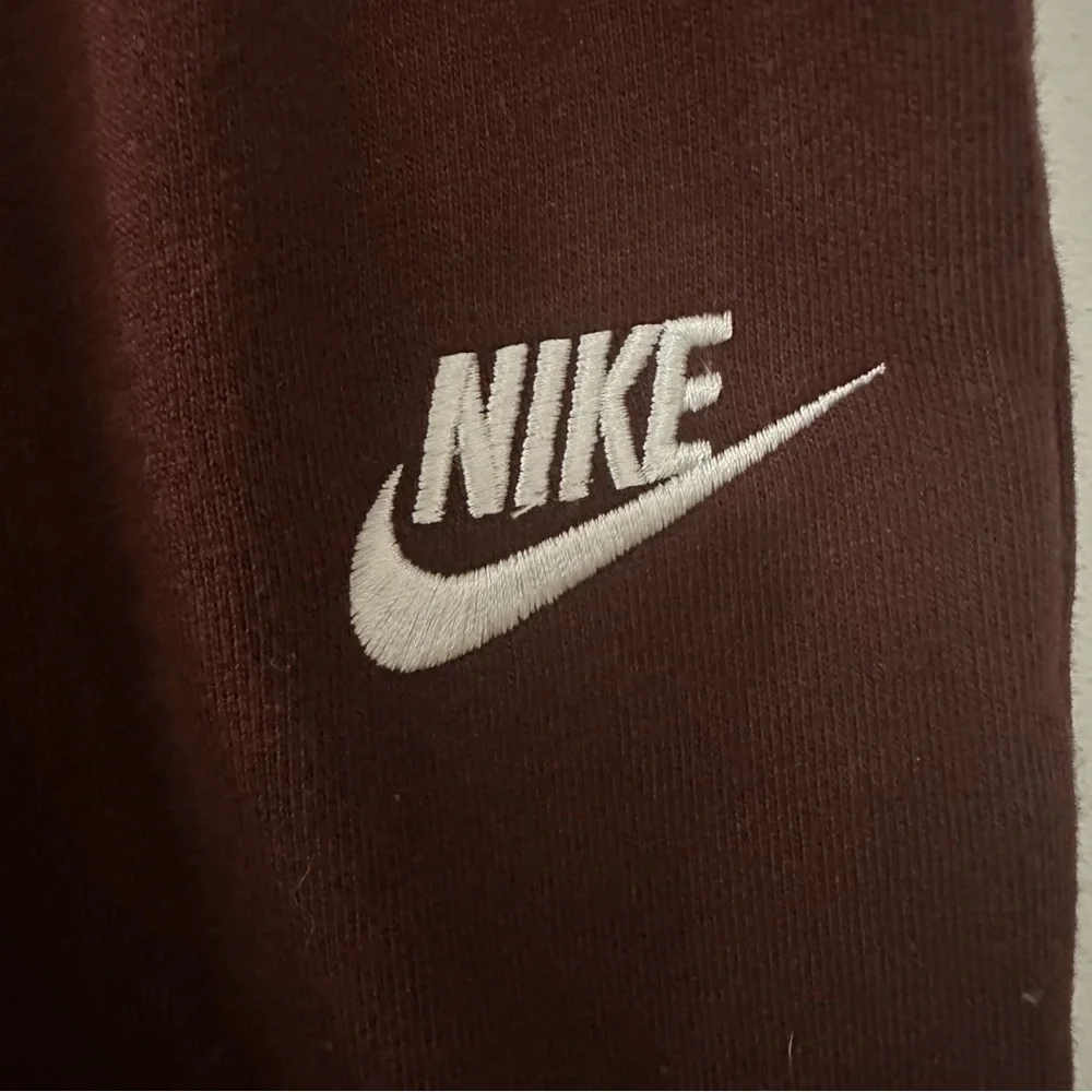 Nike BV4095 Women's Sportswear Essential Fleece Jogger Pants Maroon Size Medium - Picture 3 of 10